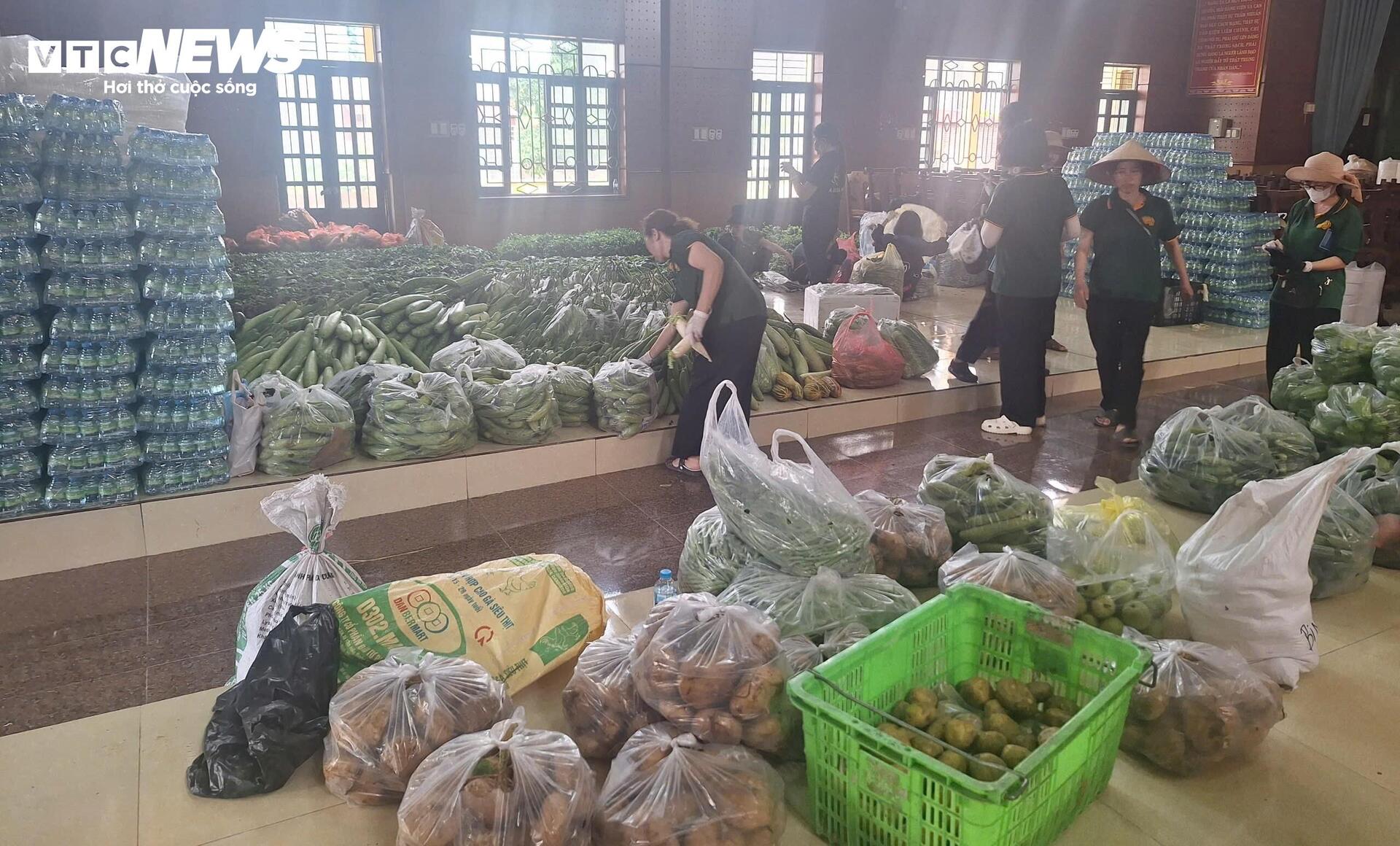 Chùa Phúc Sơn chuẩn bị 300.000 suất ăn mỗi ngày cho khách chiêm bái xá lợi Phật- Ảnh 8. Chùa Phúc Sơn chuẩn bị 300.000 suất ăn mỗi ngày cho khách chiêm bái xá lợi Phật- Ảnh 8.