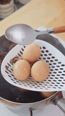 Cách luộc trứng đang gây sốt trong mùa hè: Ngon như trứng vịt lộn, bổ như thuốc Bắc!- Ảnh 8. Cách luộc trứng đang gây sốt trong mùa hè: Ngon như trứng vịt lộn, bổ như thuốc Bắc!- Ảnh 8.