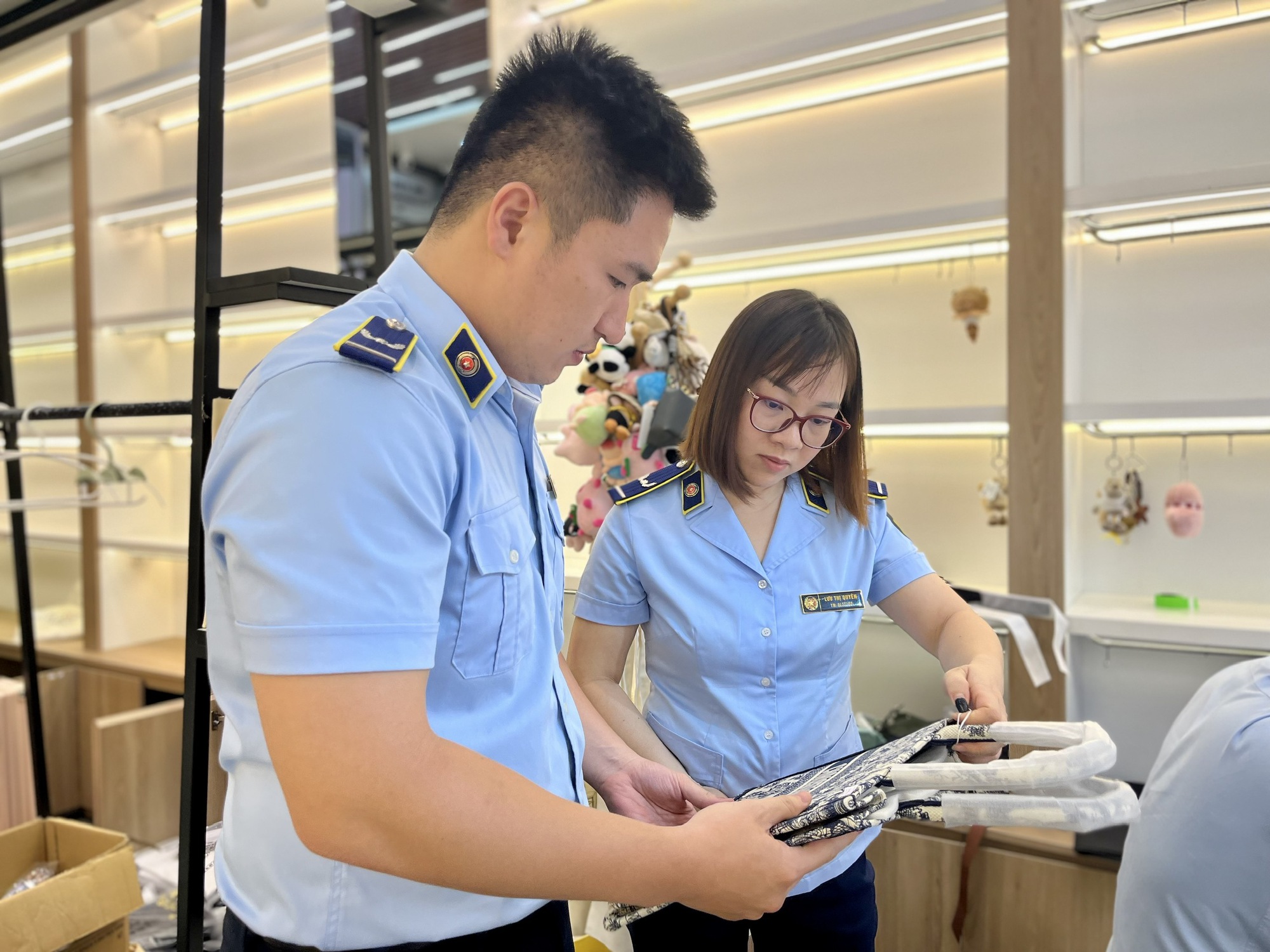 Ngang nhiên bán hàng hiệu giả ở các tuyến phố du lịch trung tâm TP Đà Nẵng- Ảnh 2. Ngang nhiên bán hàng hiệu giả ở các tuyến phố du lịch trung tâm TP Đà Nẵng- Ảnh 2.