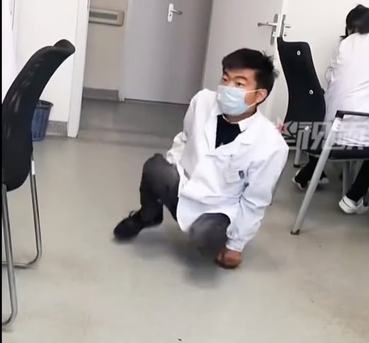 Người ăn mày bại não 16 tuổi học lớp 1, đến 25 tuổi vào trường y- Ảnh 2. Người ăn mày bại não 16 tuổi học lớp 1, đến 25 tuổi vào trường y- Ảnh 2.