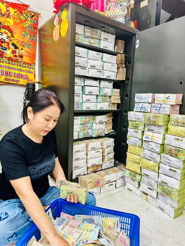 Trúng độc đắc 4 tỷ đồng, người đàn ông ở TP.HCM hậu tạ người bán số tiền "khủng"- Ảnh 2. Trúng độc đắc 4 tỷ đồng, người đàn ông ở TP.HCM hậu tạ người bán số tiền "khủng"- Ảnh 2.