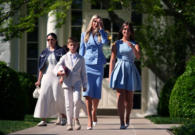 "Tiểu công chúa Nhà Trắng" dạo này: Con gái Ivanka Trump mỗi lần xuất hiện là một lần tỏa sáng- Ảnh 4. "Tiểu công chúa Nhà Trắng" dạo này: Con gái Ivanka Trump mỗi lần xuất hiện là một lần tỏa sáng- Ảnh 4.
