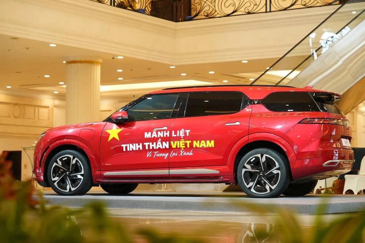Ông Phạm Nhật Vượng phát động chiến dịch ‘mãnh liệt tinh thần Việt Nam’ lần 3: ưu đãi 4% toàn bộ dòng xe VinFast, muốn ‘tất cả người dân Việt Nam đều là khách hàng thân thiết’- Ảnh 1. Ông Phạm Nhật Vượng phát động chiến dịch ‘mãnh liệt tinh thần Việt Nam’ lần 3: ưu đãi 4% toàn bộ dòng xe VinFast, muốn ‘tất cả người dân Việt Nam đều là khách hàng thân thiết’- Ảnh 1.