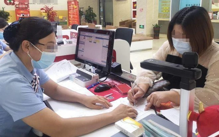 Người phụ nữ gửi tiết kiệm 43 tỷ đồng, ăn trưa xong tài khoản còn 0 đồng, ngân hàng giải thích: Đây chỉ là khấu trừ bình thường- Ảnh 1. Người phụ nữ gửi tiết kiệm 43 tỷ đồng, ăn trưa xong tài khoản còn 0 đồng, ngân hàng giải thích: Đây chỉ là khấu trừ bình thường- Ảnh 1.