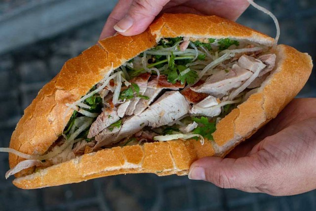 Khách Tây nhận xét: Việt Nam có 1 món nổi tiếng bậc nhất vì nó vừa ngon, tiện lợi, no bụng và còn rẻ nữa- Ảnh 7. Khách Tây nhận xét: Việt Nam có 1 món nổi tiếng bậc nhất vì nó vừa ngon, tiện lợi, no bụng và còn rẻ nữa- Ảnh 7.