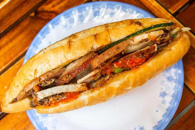 Khách Tây nhận xét: Việt Nam có 1 món nổi tiếng bậc nhất vì nó vừa ngon, tiện lợi, no bụng và còn rẻ nữa- Ảnh 6. Khách Tây nhận xét: Việt Nam có 1 món nổi tiếng bậc nhất vì nó vừa ngon, tiện lợi, no bụng và còn rẻ nữa- Ảnh 6.