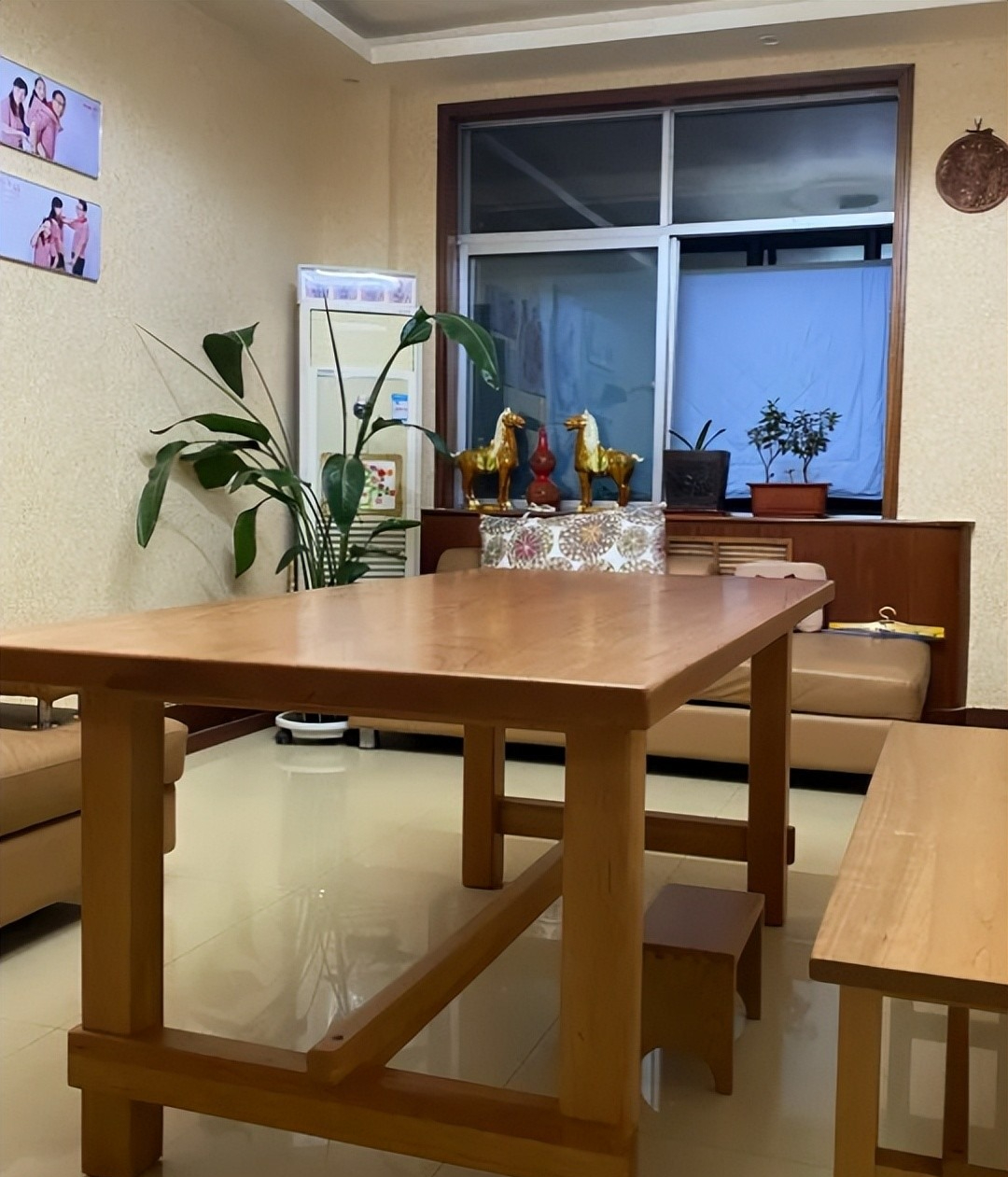 Chiếc bàn này từng rất hot, bây giờ "ế chỏng chơ": Cho không ai lấy, bán chẳng ai mua!- Ảnh 3. Chiếc bàn này từng rất hot, bây giờ "ế chỏng chơ": Cho không ai lấy, bán chẳng ai mua!- Ảnh 3.