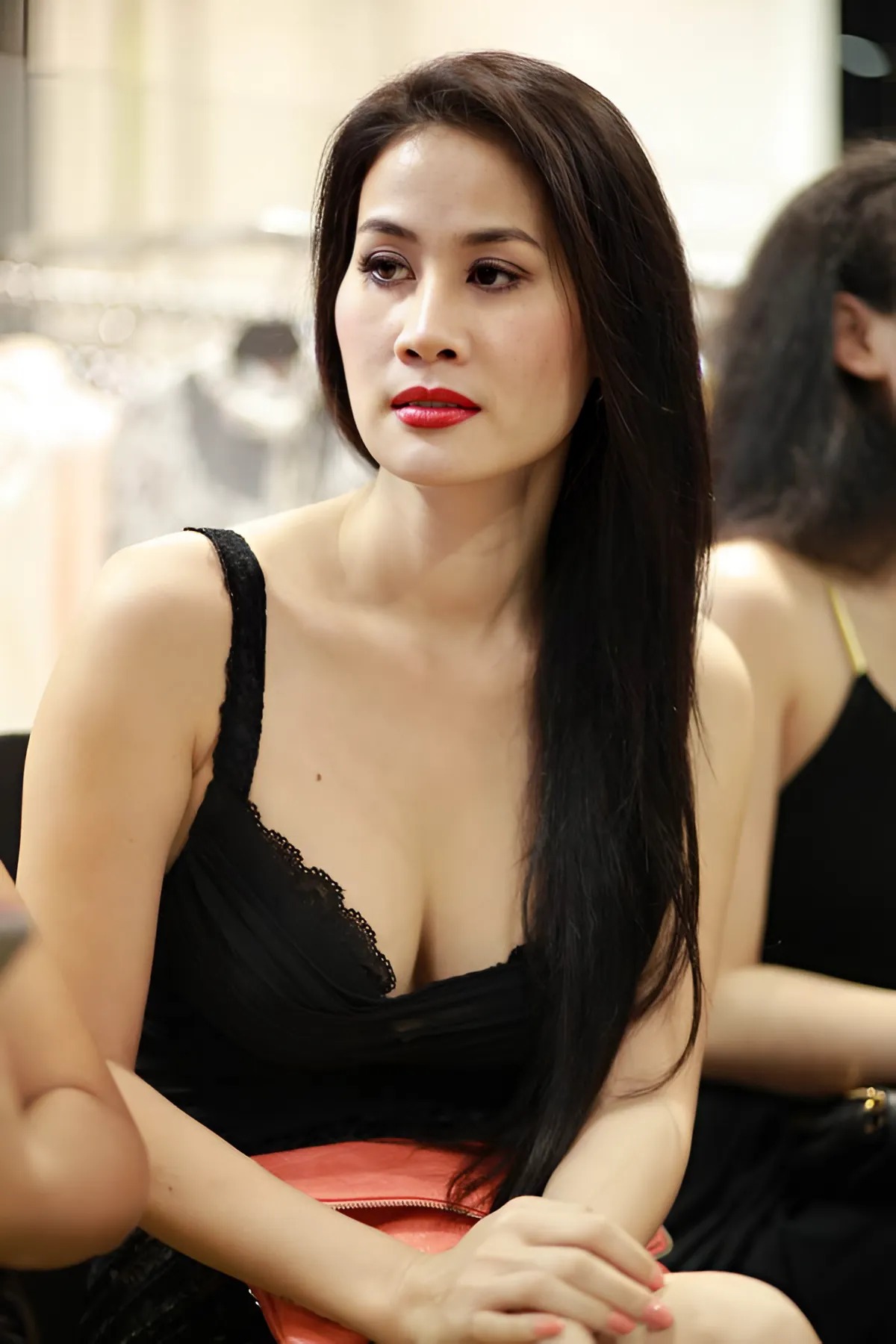 Nữ nghệ sĩ một mình nuôi 2 con trong biệt thự 4 tầng ở TP.HCM, không lấy chồng, U50 trẻ đẹp như 30- Ảnh 2. Nữ nghệ sĩ một mình nuôi 2 con trong biệt thự 4 tầng ở TP.HCM, không lấy chồng, U50 trẻ đẹp như 30- Ảnh 2.