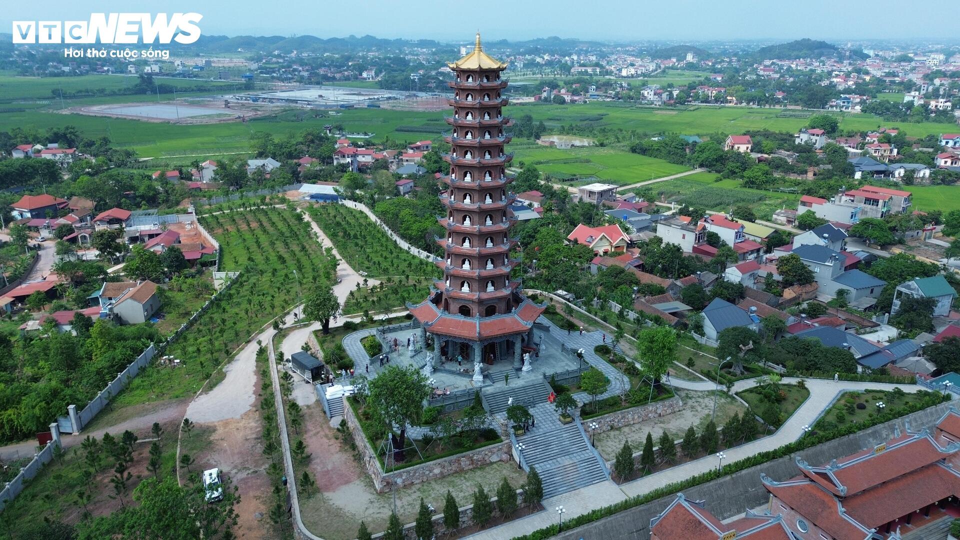 Chùa Phúc Sơn chuẩn bị 300.000 suất ăn mỗi ngày cho khách chiêm bái xá lợi Phật- Ảnh 1. Chùa Phúc Sơn chuẩn bị 300.000 suất ăn mỗi ngày cho khách chiêm bái xá lợi Phật- Ảnh 1.