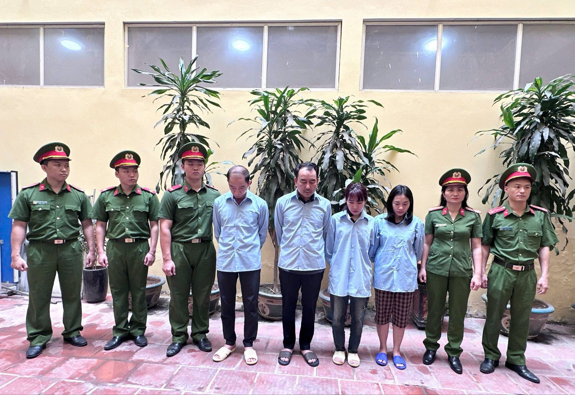 Hà Nội: Khởi tố 4 cán bộ nhận hối lộ hơn 1 tỷ đồng- Ảnh 1. Hà Nội: Khởi tố 4 cán bộ nhận hối lộ hơn 1 tỷ đồng- Ảnh 1.
