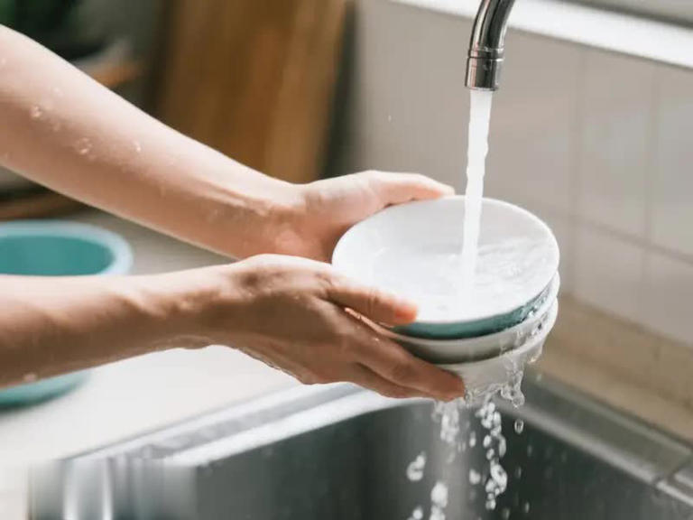 5 sai lầm khi rửa bát khiến cả gia đình mắc ung thư, nhiều người không hay biết vẫn làm mỗi ngày, nhất là cái số 3- Ảnh 1. 5 sai lầm khi rửa bát khiến cả gia đình mắc ung thư, nhiều người không hay biết vẫn làm mỗi ngày, nhất là cái số 3- Ảnh 1.