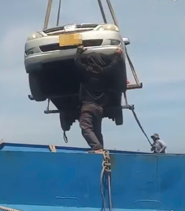 Chi tiền triệu, thuê tàu đưa ô tô ‘vượt biển’ vào đất liền để đăng kiểm- Ảnh 3. Chi tiền triệu, thuê tàu đưa ô tô ‘vượt biển’ vào đất liền để đăng kiểm- Ảnh 3.