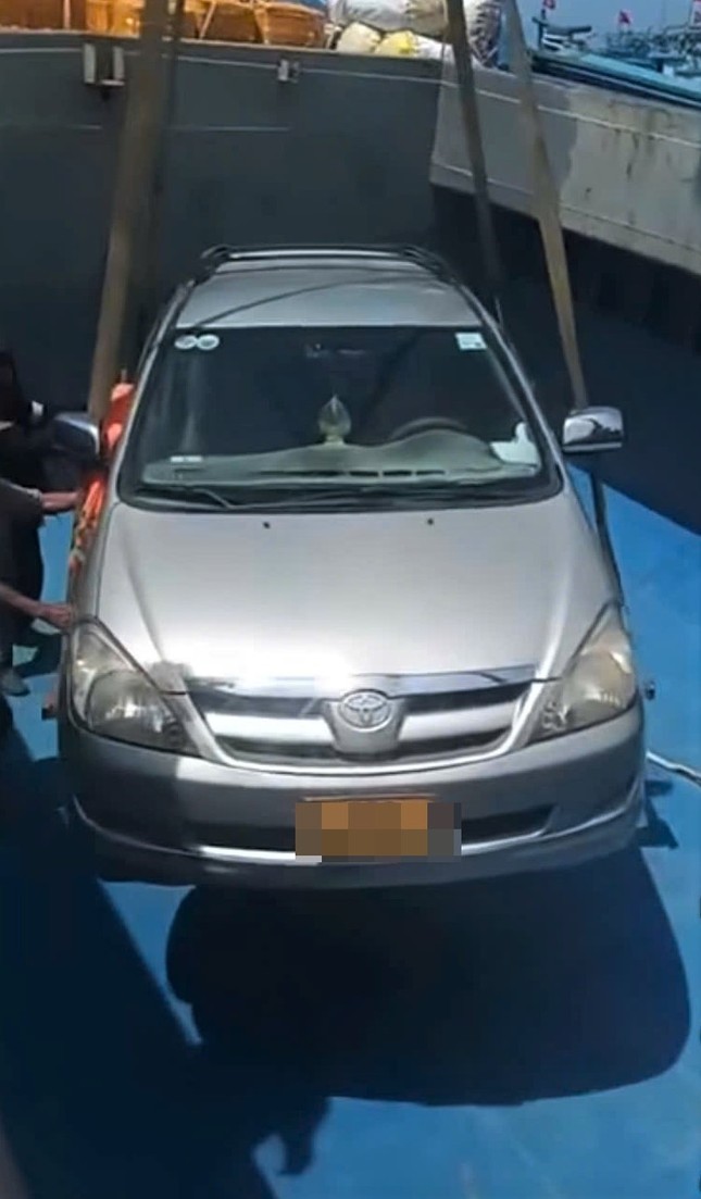 Chi tiền triệu, thuê tàu đưa ô tô ‘vượt biển’ vào đất liền để đăng kiểm- Ảnh 2. Chi tiền triệu, thuê tàu đưa ô tô ‘vượt biển’ vào đất liền để đăng kiểm- Ảnh 2.