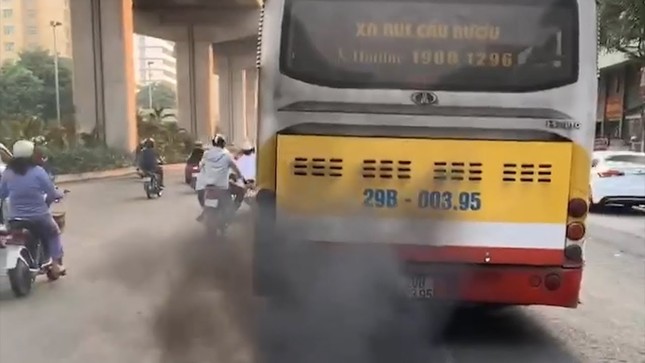 Cần loại bỏ gần 700 xe buýt chạy dầu ở Việt Nam mỗi năm- Ảnh 1. Cần loại bỏ gần 700 xe buýt chạy dầu ở Việt Nam mỗi năm- Ảnh 1.