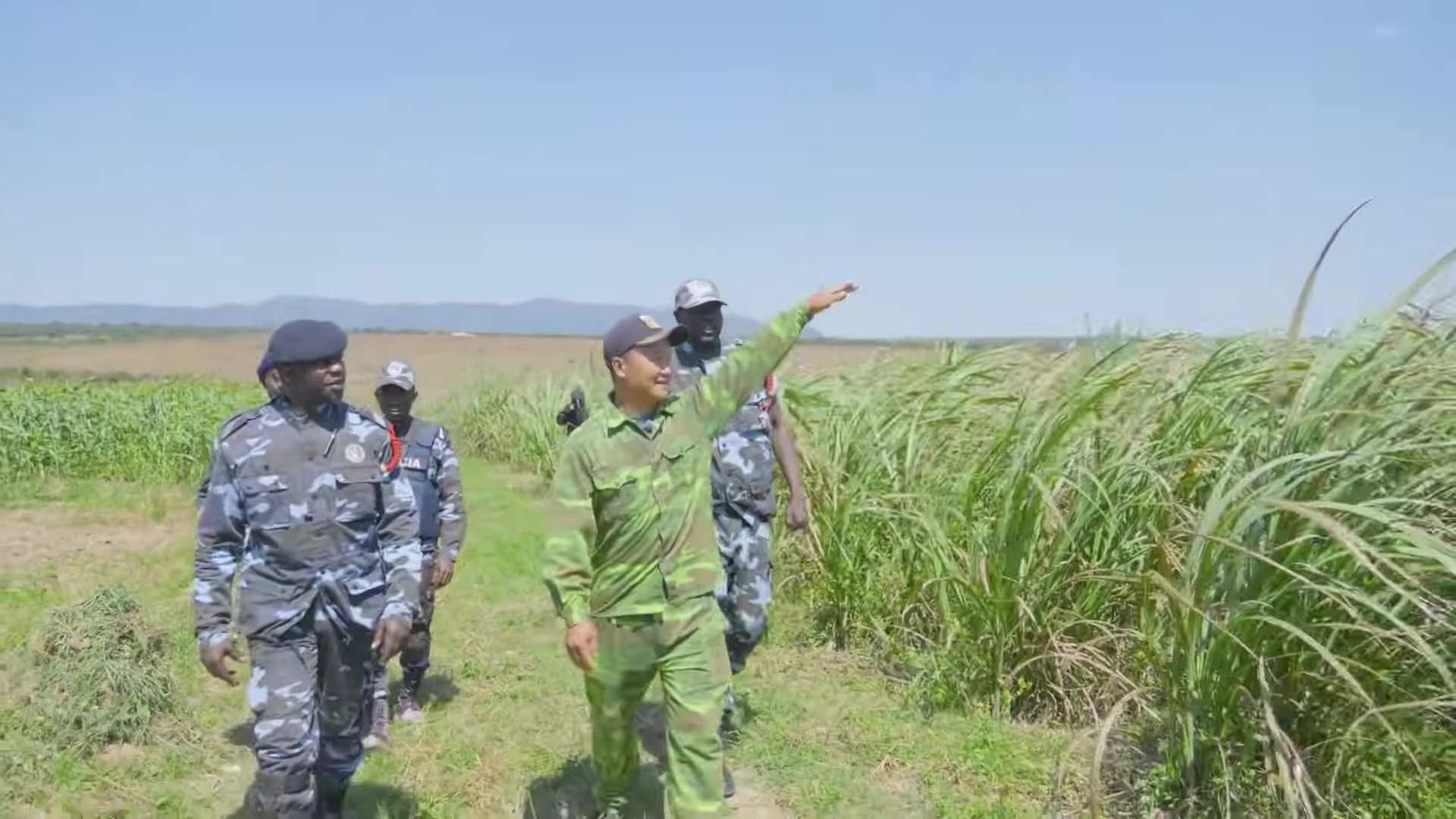 Cảnh sát Angola bất ngờ kiểm tra trang trại của Quang Linh Vlogs- Ảnh 4. Cảnh sát Angola bất ngờ kiểm tra trang trại của Quang Linh Vlogs- Ảnh 4.