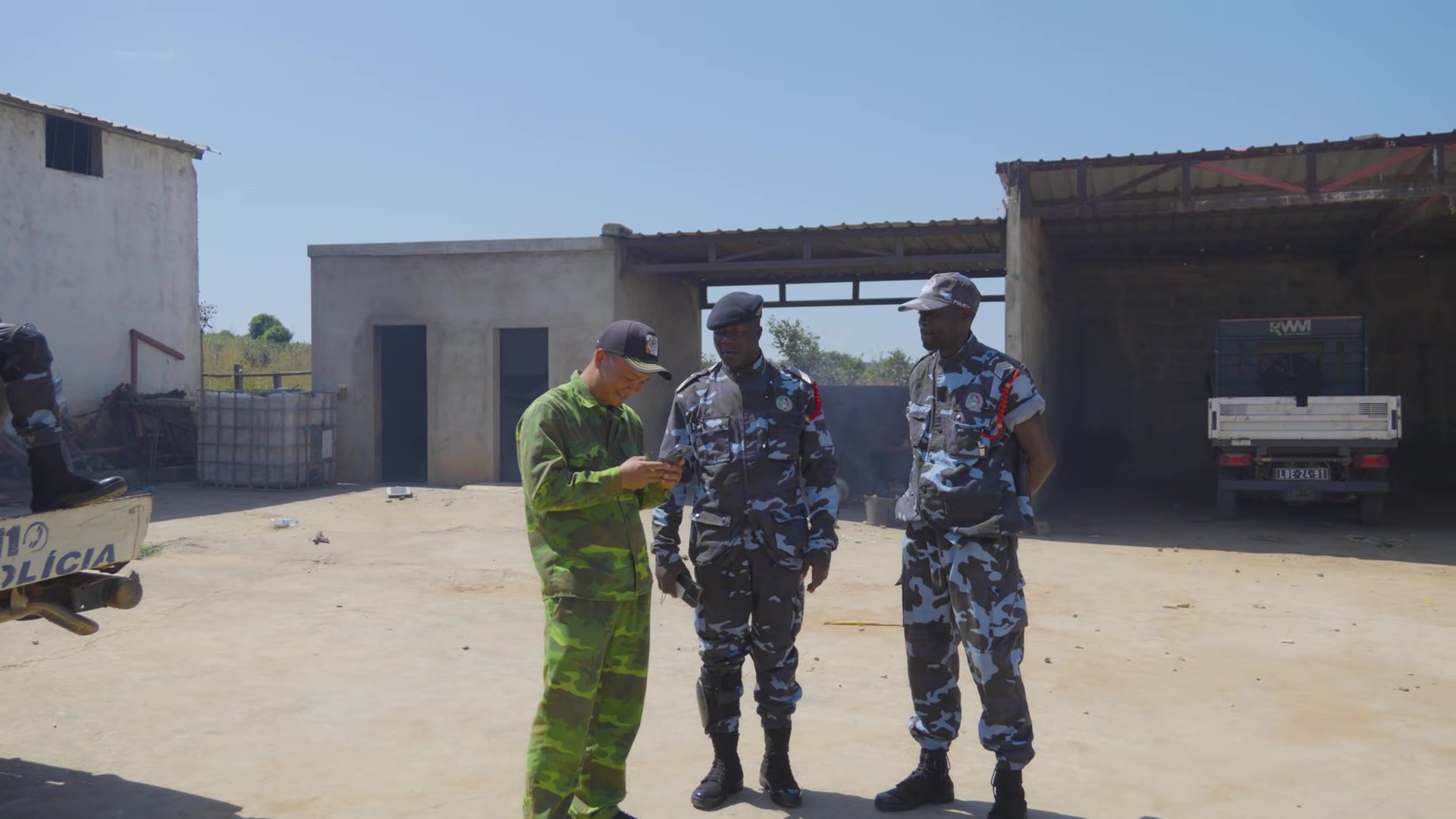 Cảnh sát Angola bất ngờ kiểm tra trang trại của Quang Linh Vlogs- Ảnh 3. Cảnh sát Angola bất ngờ kiểm tra trang trại của Quang Linh Vlogs- Ảnh 3.