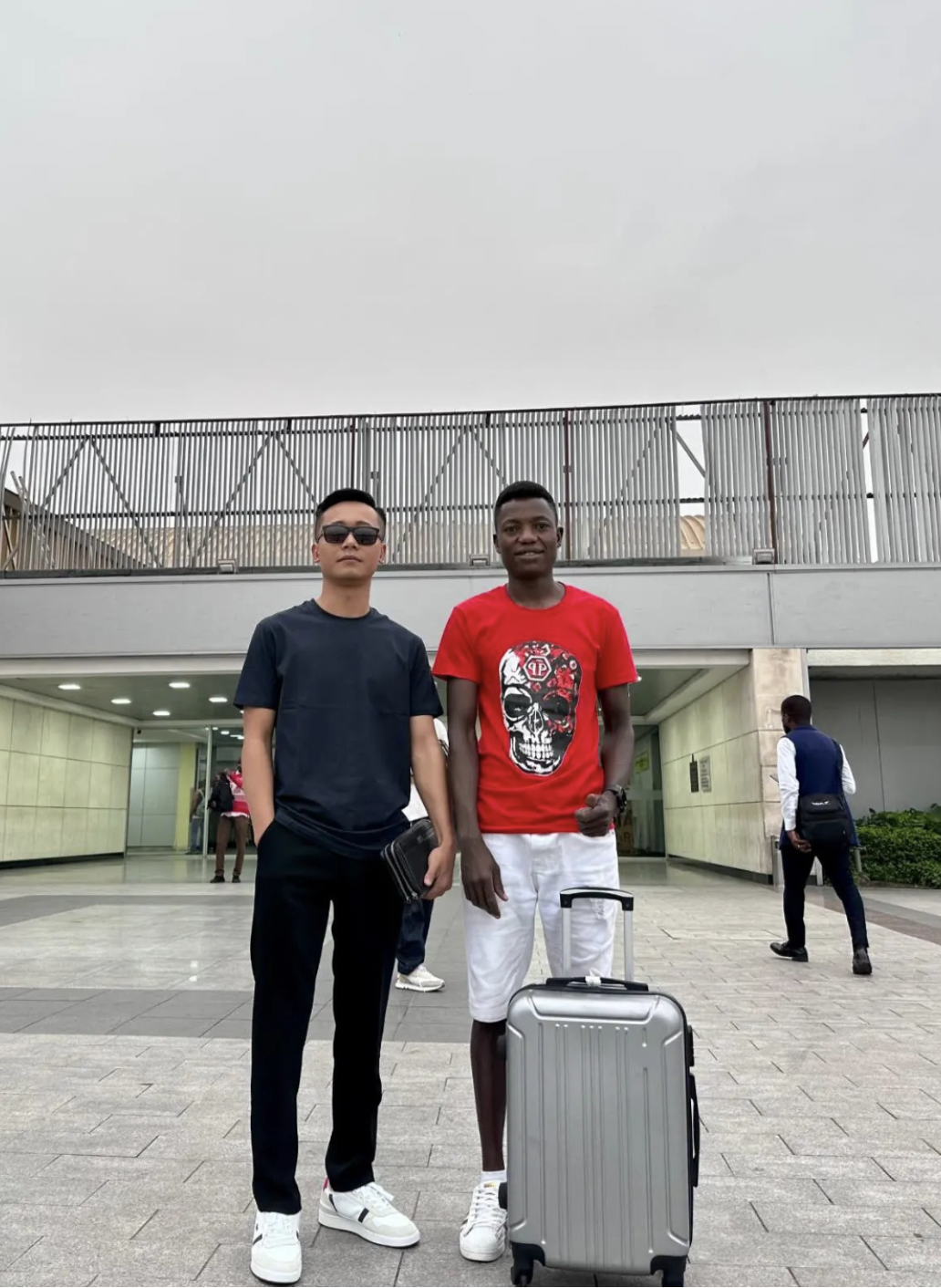 Team châu Phi của Quang Linh Vlogs rơi vào rối loạn- Ảnh 3. Team châu Phi của Quang Linh Vlogs rơi vào rối loạn- Ảnh 3.