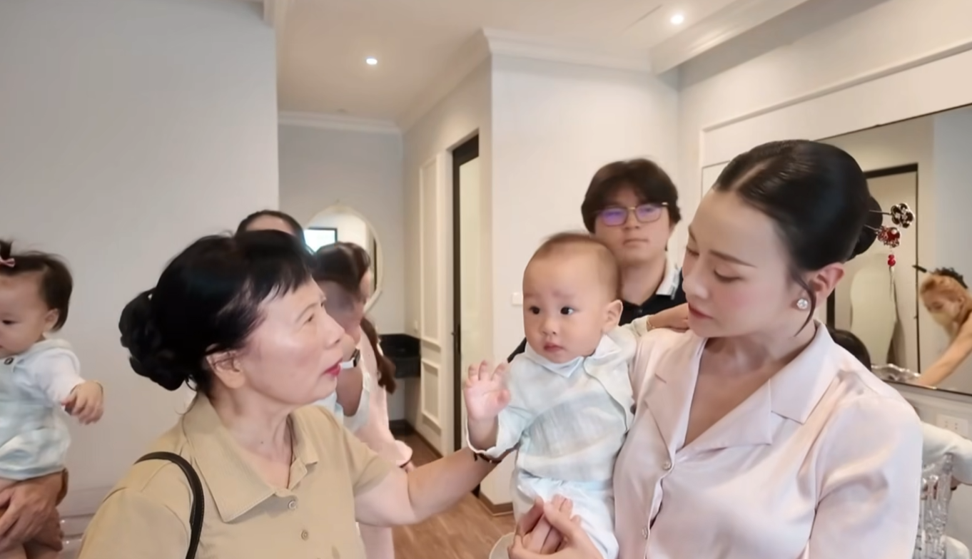 Phương Oanh bị mẹ chồng nhắc chuyện chăm sóc cháu giữa chốn đông người, phản ứng thế nào mà ai cũng khen khéo?- Ảnh 1. Phương Oanh bị mẹ chồng nhắc chuyện chăm sóc cháu giữa chốn đông người, phản ứng thế nào mà ai cũng khen khéo?- Ảnh 1.