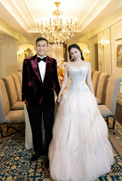 Đám cưới siêu đặc biệt của Hồ Quỳnh Hương gây sốt trên cả báo Mỹ, Trung Quốc- Ảnh 3. Đám cưới siêu đặc biệt của Hồ Quỳnh Hương gây sốt trên cả báo Mỹ, Trung Quốc- Ảnh 3.
