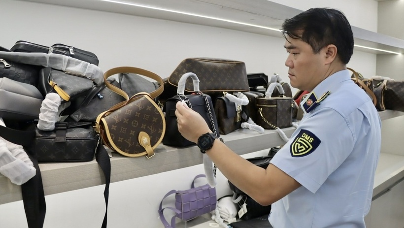 Tạm giữ gần 2.000 sản phẩm giả hàng hiệu Chanel, LV, Gucci- Ảnh 1. Tạm giữ gần 2.000 sản phẩm giả hàng hiệu Chanel, LV, Gucci- Ảnh 1.