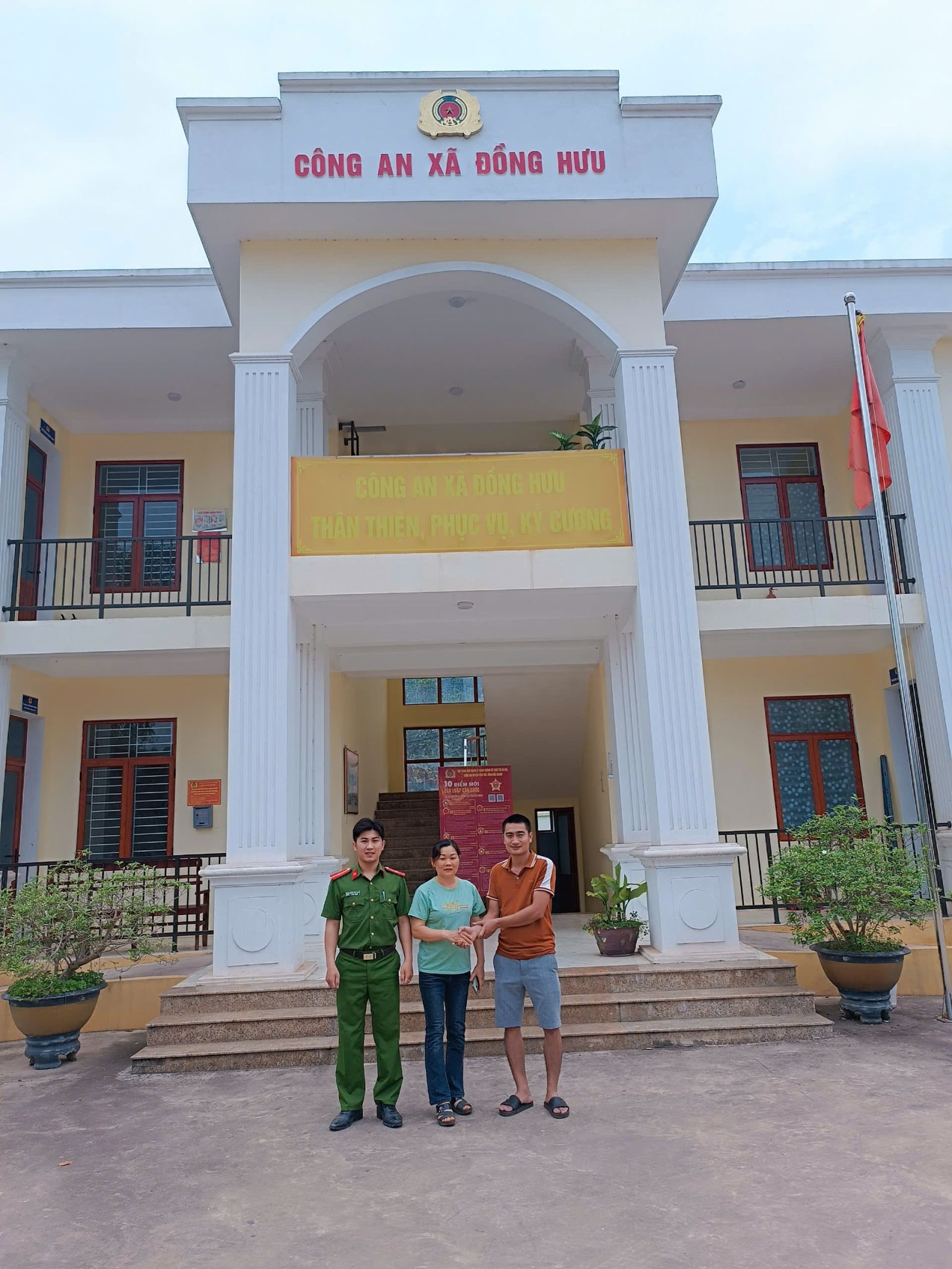 Sau khi có tài khoản lạ chuyển tiền, người phụ nữ liên tục nhận thêm 10K kèm số điện thoại 0983245xxx, phải vội báo công an xã- Ảnh 1. Sau khi có tài khoản lạ chuyển tiền, người phụ nữ liên tục nhận thêm 10K kèm số điện thoại 0983245xxx, phải vội báo công an xã- Ảnh 1.