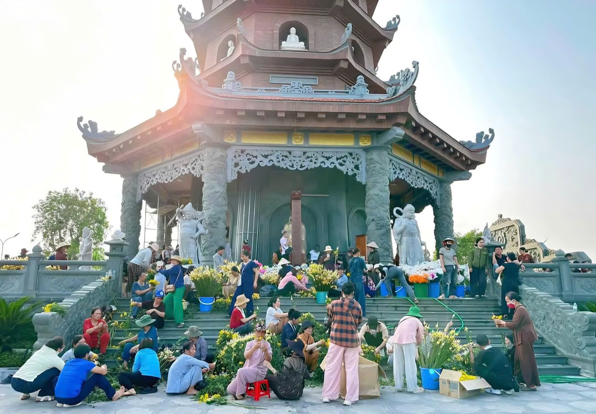 Chùa Phúc Sơn chuẩn bị 300.000 suất ăn mỗi ngày cho khách chiêm bái xá lợi Phật- Ảnh 5. Chùa Phúc Sơn chuẩn bị 300.000 suất ăn mỗi ngày cho khách chiêm bái xá lợi Phật- Ảnh 5.