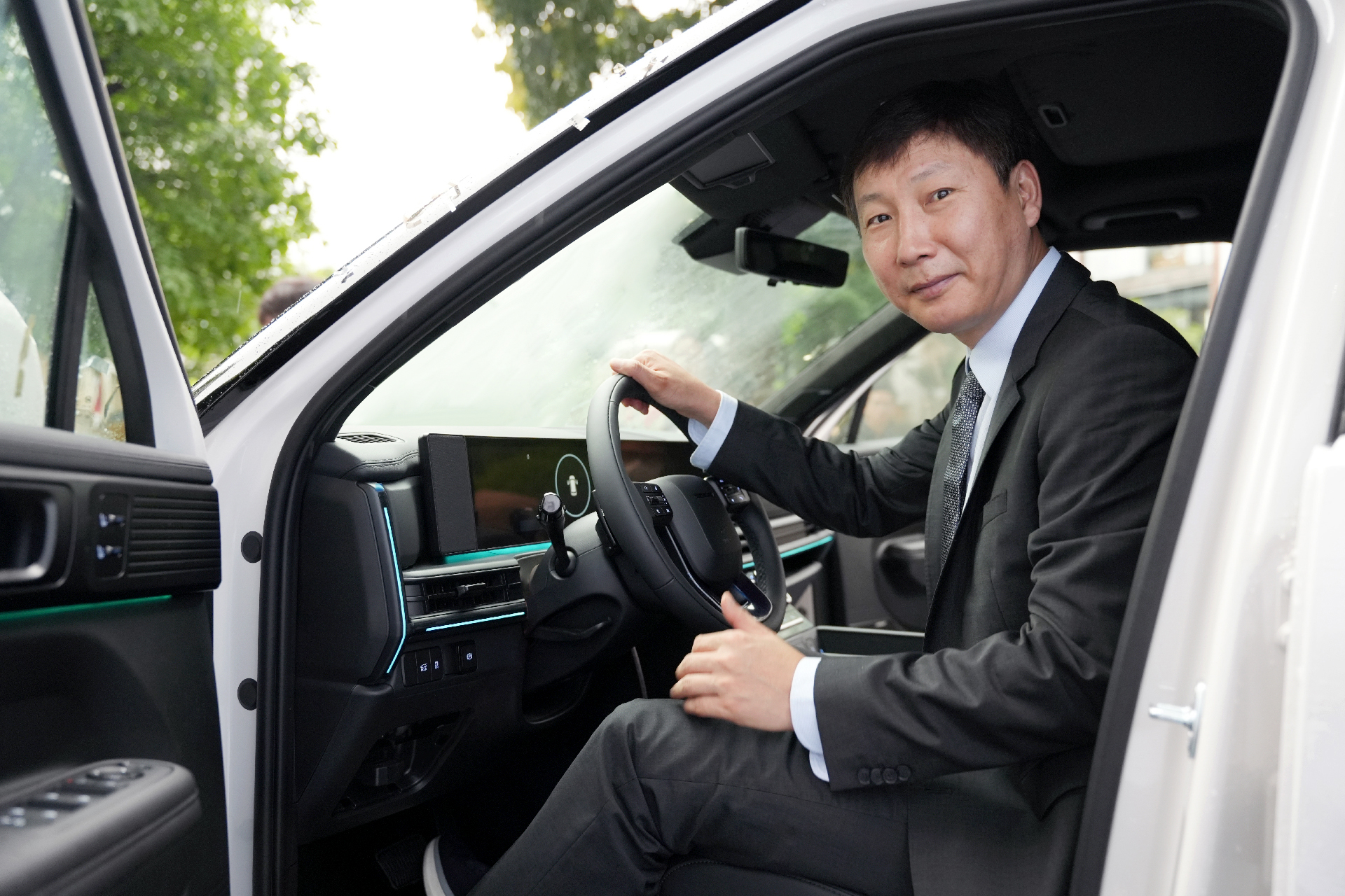 Hyundai Thành Công bàn giao xe Santa Fe bản cao nhất cho HLV tuyển Việt Nam Kim Sang-sik- Ảnh 4. Hyundai Thành Công bàn giao xe Santa Fe bản cao nhất cho HLV tuyển Việt Nam Kim Sang-sik- Ảnh 4.