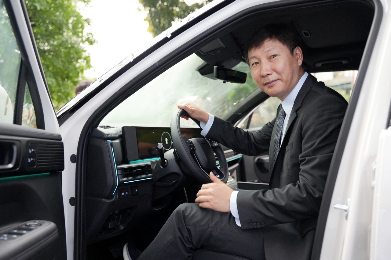 HLV Kim Sang-sik nhận bàn giao Santa Fe bản đắt nhất tại Việt Nam: 'Đã có 15 năm dùng xe Hyundai ở quê nhà'- Ảnh 4. HLV Kim Sang-sik nhận bàn giao Santa Fe bản đắt nhất tại Việt Nam: 'Đã có 15 năm dùng xe Hyundai ở quê nhà'- Ảnh 4.