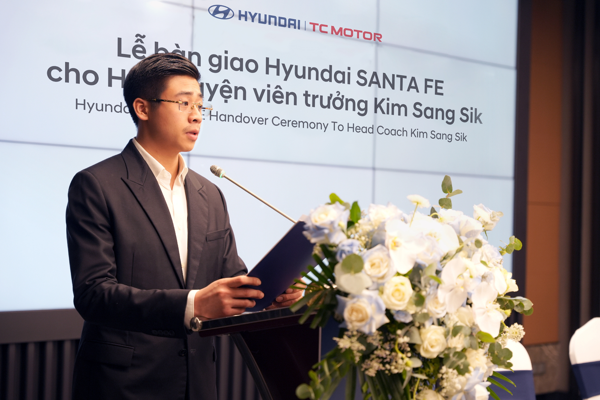 HLV Kim Sang-sik nhận bàn giao Santa Fe bản đắt nhất tại Việt Nam: 'Đã có 15 năm dùng xe Hyundai ở quê nhà'- Ảnh 2. HLV Kim Sang-sik nhận bàn giao Santa Fe bản đắt nhất tại Việt Nam: 'Đã có 15 năm dùng xe Hyundai ở quê nhà'- Ảnh 2.