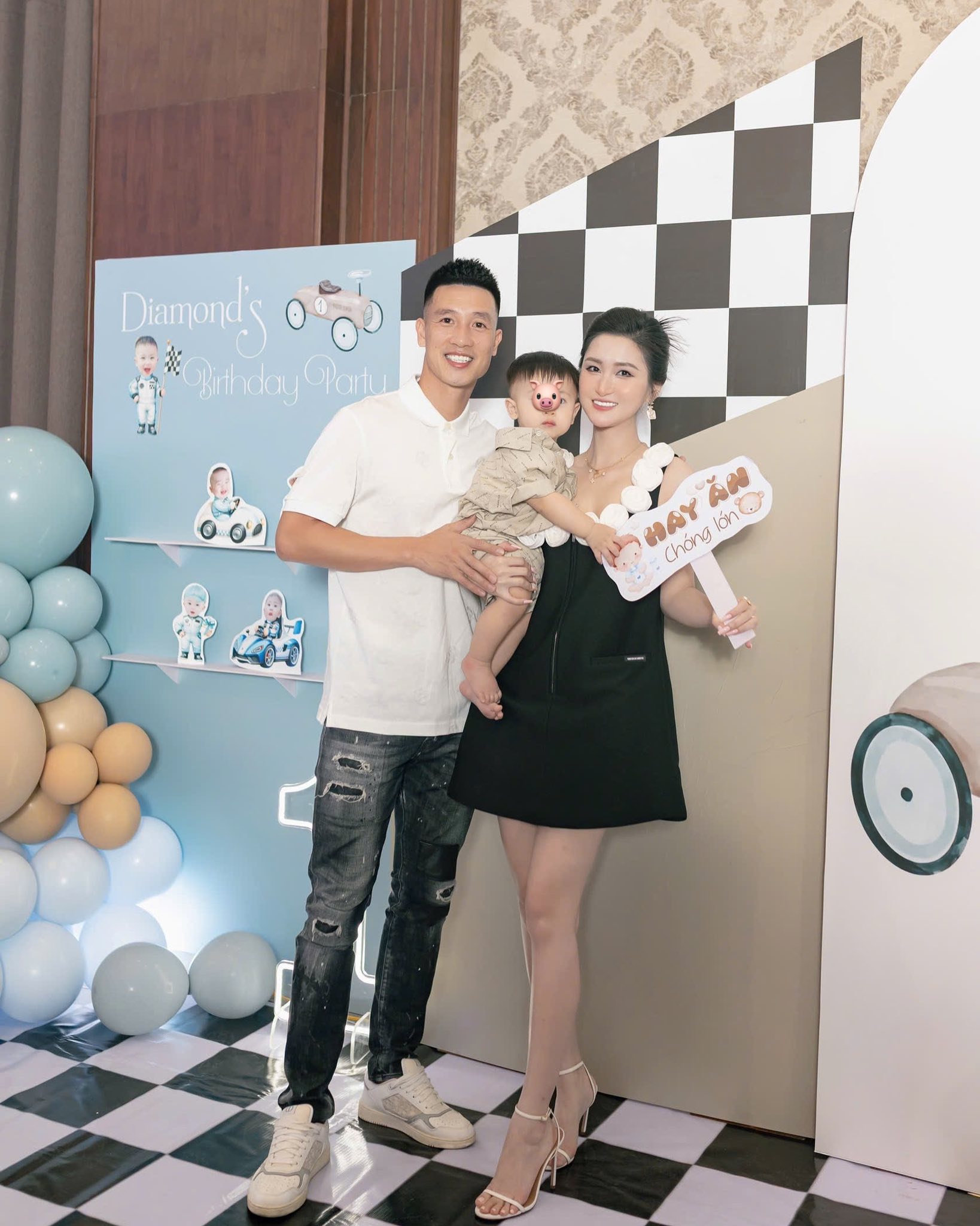 Nữ diễn viên Vbiz yêu cầu thủ nổi tiếng 8 năm mới cưới, sinh quý tử lại được khen đẹp trai giống hệt Sơn Tùng- Ảnh 1. Nữ diễn viên Vbiz yêu cầu thủ nổi tiếng 8 năm mới cưới, sinh quý tử lại được khen đẹp trai giống hệt Sơn Tùng- Ảnh 1.