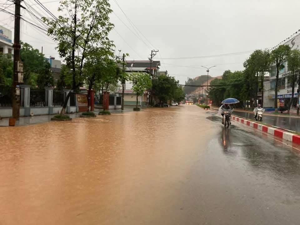 Clip người dân đẩy ô tô bị ngập trong biển nước, các tỉnh phía Bắc đang có mưa lớn- Ảnh 5.