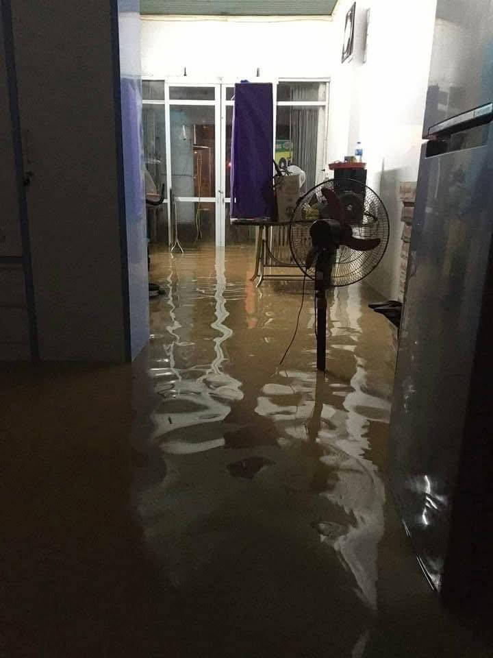 Clip người dân đẩy ô tô bị ngập trong biển nước, các tỉnh phía Bắc đang có mưa lớn- Ảnh 2.