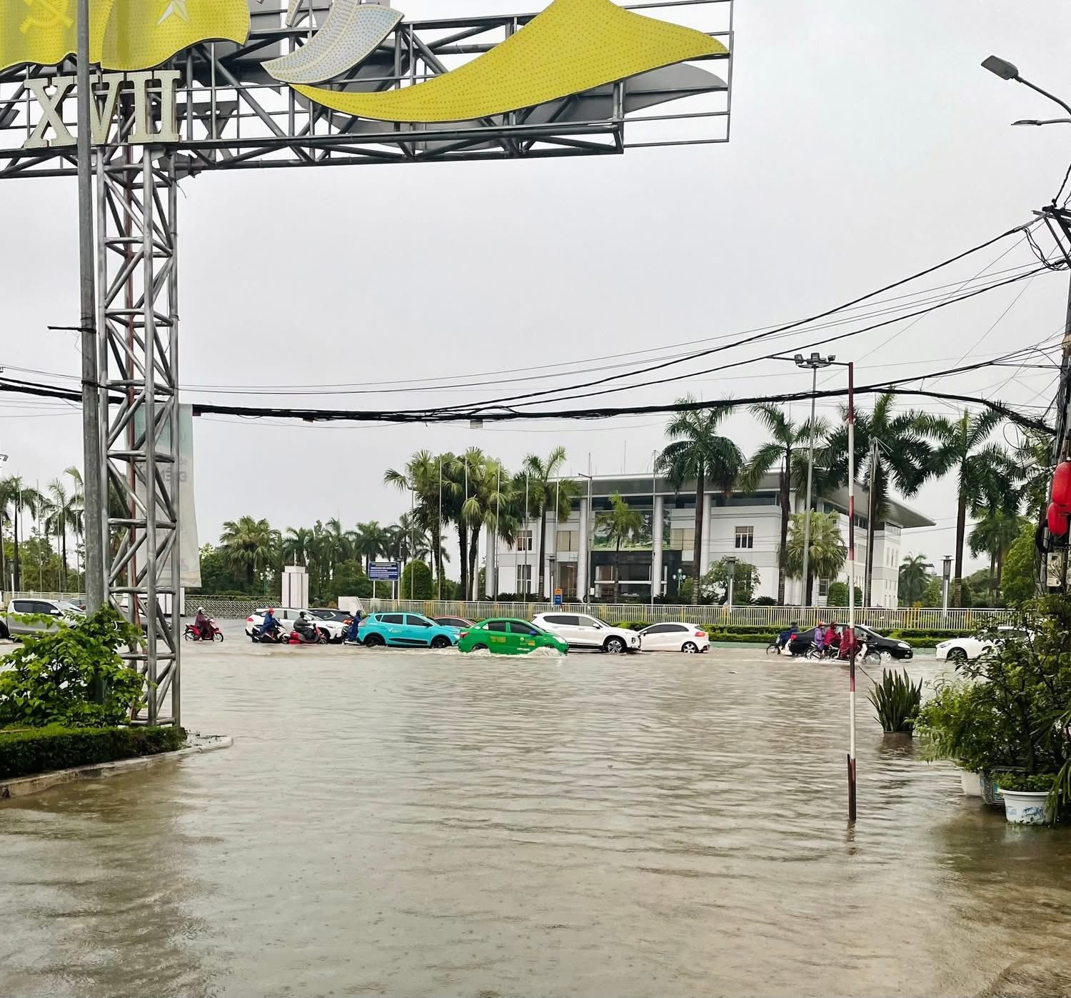 Mưa lớn tại Tuyên Quang, Yên Bái: Nhà cửa, ô tô ngập trong biển nước- Ảnh 3. Mưa lớn tại Tuyên Quang, Yên Bái: Nhà cửa, ô tô ngập trong biển nước- Ảnh 3.