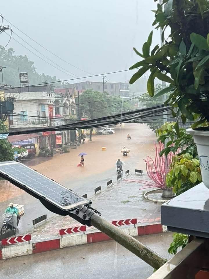 Clip người dân đẩy ô tô bị ngập trong biển nước, các tỉnh phía Bắc đang có mưa lớn- Ảnh 4.