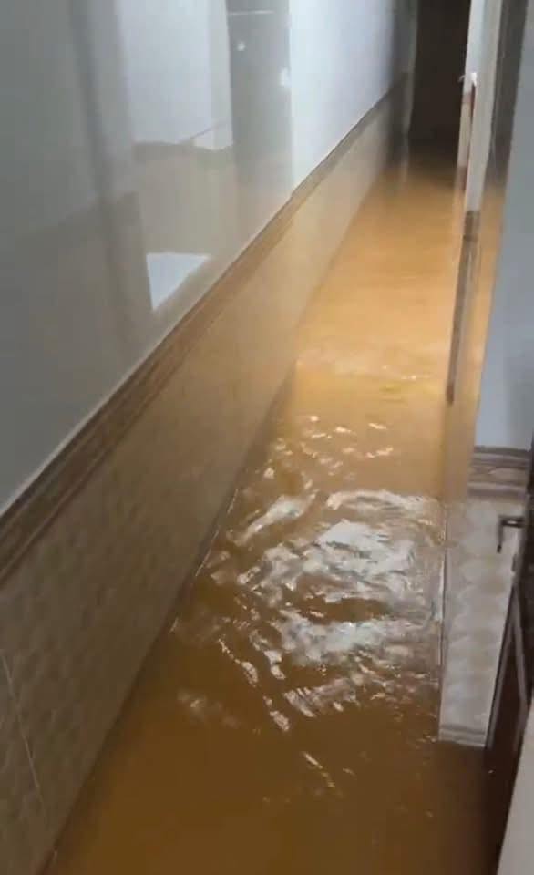 Clip người dân đẩy ô tô bị ngập trong biển nước, các tỉnh phía Bắc đang có mưa lớn- Ảnh 1.