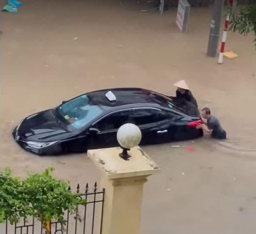Mưa lớn tại Tuyên Quang, Yên Bái: Nhà cửa, ô tô ngập trong biển nước- Ảnh 1. Mưa lớn tại Tuyên Quang, Yên Bái: Nhà cửa, ô tô ngập trong biển nước- Ảnh 1.
