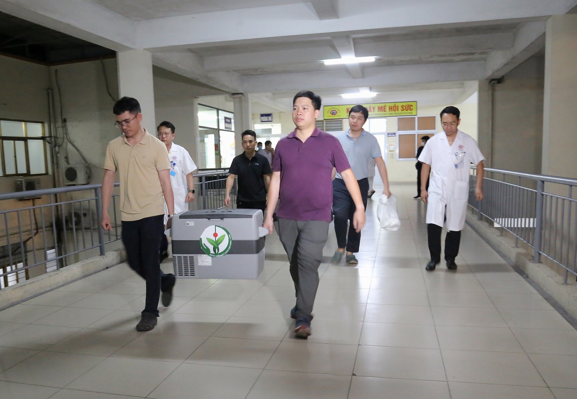 Lặng người hình ảnh người vợ mắt đẫm lệ, quỳ gối tiễn biệt tạng của chồng trước khi được mang đi hiến- Ảnh 2.