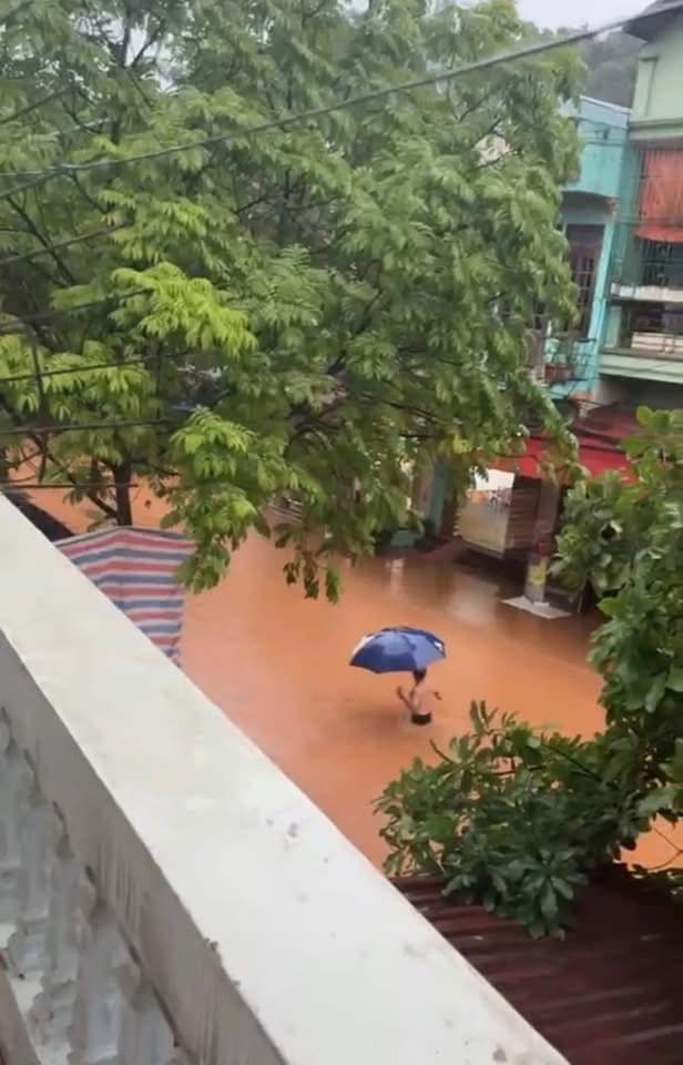 Clip người dân đẩy ô tô bị ngập trong biển nước, các tỉnh phía Bắc đang có mưa lớn- Ảnh 3.