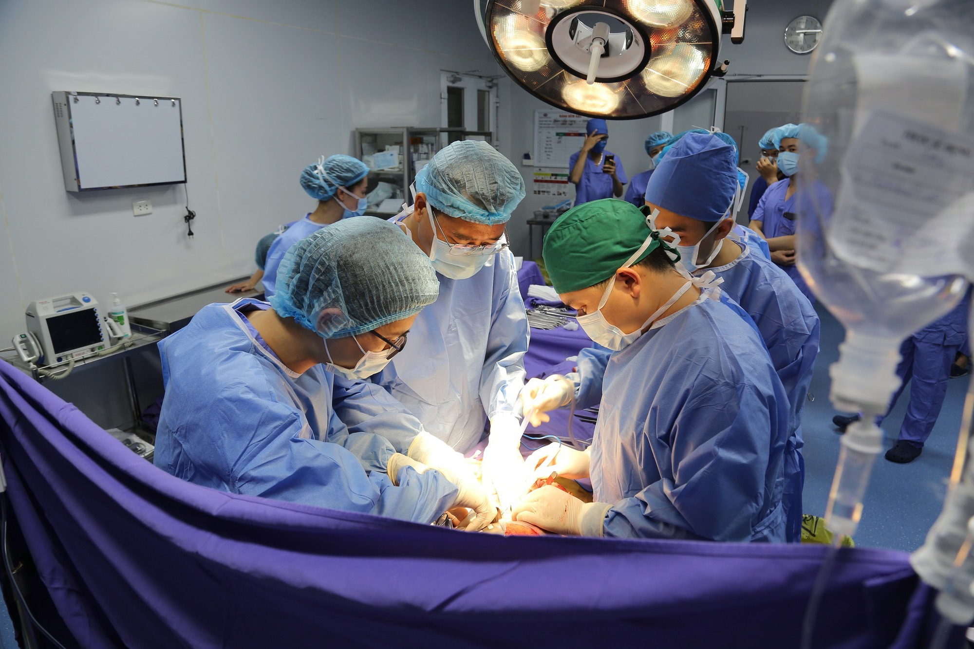 Lặng người hình ảnh người vợ mắt đẫm lệ, quỳ gối tiễn biệt tạng của chồng trước khi được mang đi hiến- Ảnh 1.