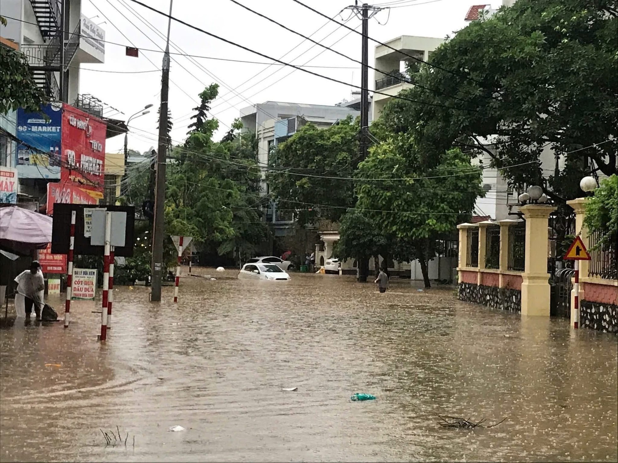 Mưa lớn tại Tuyên Quang, Yên Bái: Nhà cửa, ô tô ngập trong biển nước- Ảnh 2. Mưa lớn tại Tuyên Quang, Yên Bái: Nhà cửa, ô tô ngập trong biển nước- Ảnh 2.