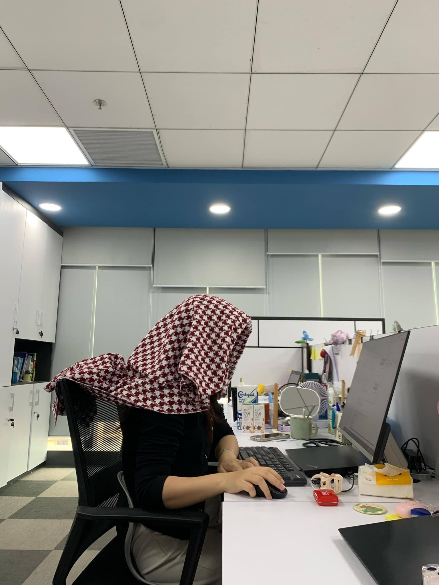 Cảnh tượng lúc 22:45 tại một tòa nhà ở TP.HCM nổ ra tranh cãi: Giờ phải lãng mạn hoá chuyện tăng ca?- Ảnh 4. Cảnh tượng lúc 22:45 tại một tòa nhà ở TP.HCM nổ ra tranh cãi: Giờ phải lãng mạn hoá chuyện tăng ca?- Ảnh 4.