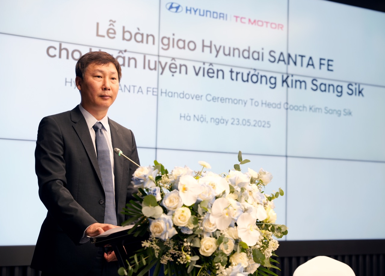 HLV Kim Sang-sik nhận bàn giao Santa Fe bản đắt nhất tại Việt Nam: 'Đã có 15 năm dùng xe Hyundai ở quê nhà'- Ảnh 3. HLV Kim Sang-sik nhận bàn giao Santa Fe bản đắt nhất tại Việt Nam: 'Đã có 15 năm dùng xe Hyundai ở quê nhà'- Ảnh 3.