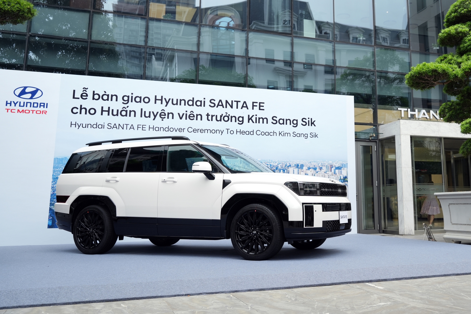 Hyundai Thành Công bàn giao xe Santa Fe bản cao nhất cho HLV tuyển Việt Nam Kim Sang-sik- Ảnh 1. Hyundai Thành Công bàn giao xe Santa Fe bản cao nhất cho HLV tuyển Việt Nam Kim Sang-sik- Ảnh 1.