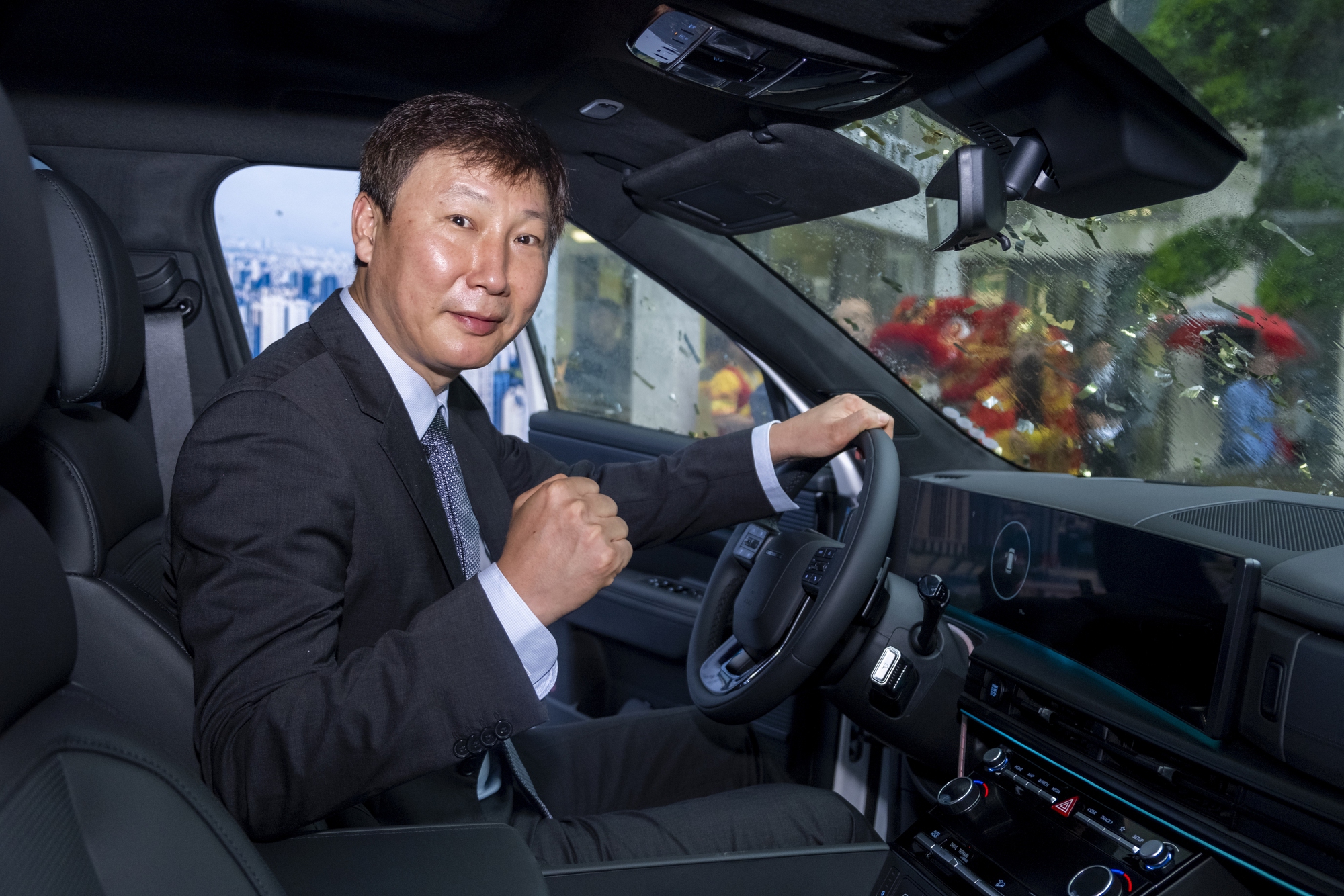 Hyundai Thành Công bàn giao xe Santa Fe bản cao nhất cho HLV tuyển Việt Nam Kim Sang-sik- Ảnh 3. Hyundai Thành Công bàn giao xe Santa Fe bản cao nhất cho HLV tuyển Việt Nam Kim Sang-sik- Ảnh 3.