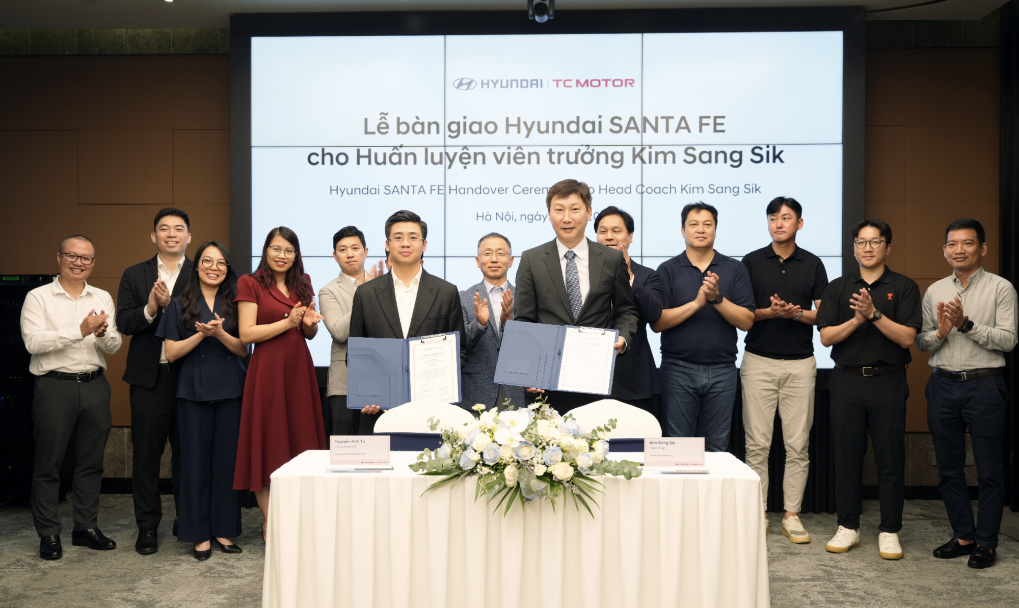 Hyundai Thành Công bàn giao xe Santa Fe bản cao nhất cho HLV tuyển Việt Nam Kim Sang-sik- Ảnh 2. Hyundai Thành Công bàn giao xe Santa Fe bản cao nhất cho HLV tuyển Việt Nam Kim Sang-sik- Ảnh 2.