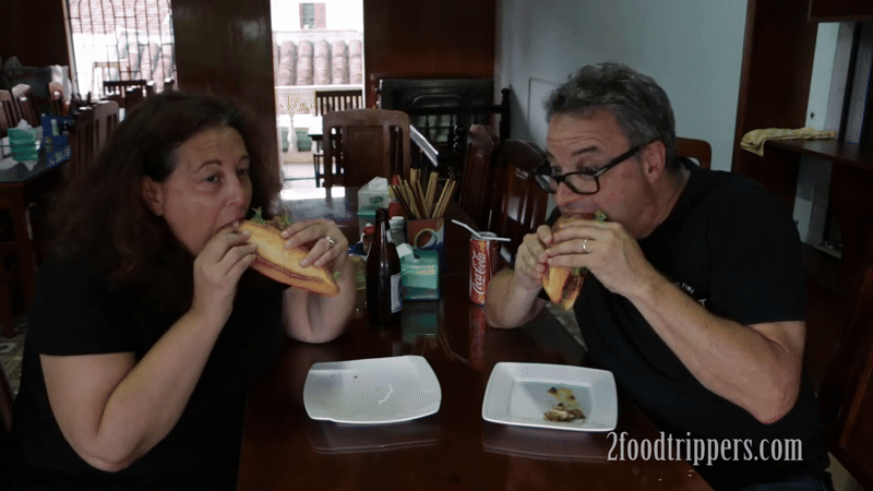 Khách Tây nhận xét: Đây là nơi bán bánh mỳ kẹp thịt ngon nhất Việt Nam, có lẽ nhiều người cũng đồng tình- Ảnh 6.