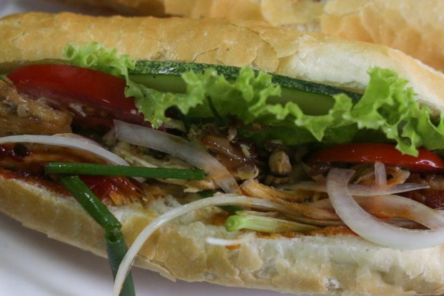 Khách Tây nhận xét: Đây là nơi bán bánh mỳ kẹp thịt ngon nhất Việt Nam, có lẽ nhiều người cũng đồng tình- Ảnh 3.