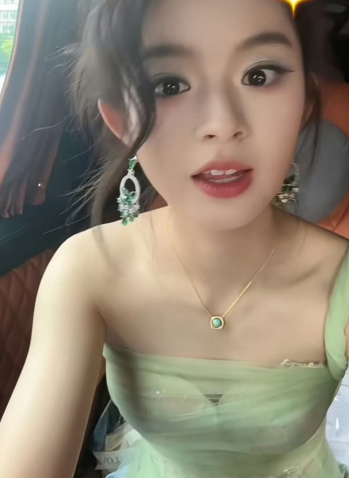 Chỉ vì đôi hoa tai hơn 8 tỷ, mỹ nhân showbiz 17 tuổi khiến bố bị điều tra khẩn- Ảnh 2. Chỉ vì đôi hoa tai hơn 8 tỷ, mỹ nhân showbiz 17 tuổi khiến bố bị điều tra khẩn- Ảnh 2.