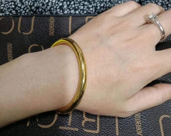 Người phụ nữ chi 61 triệu đồng mua vòng vàng, 2 năm sau đem bán thì phát hiện hàng giả, cửa hàng thách thức: "Chị thích kiện thì cứ kiện"- Ảnh 1. Người phụ nữ chi 61 triệu đồng mua vòng vàng, 2 năm sau đem bán thì phát hiện hàng giả, cửa hàng thách thức: "Chị thích kiện thì cứ kiện"- Ảnh 1.