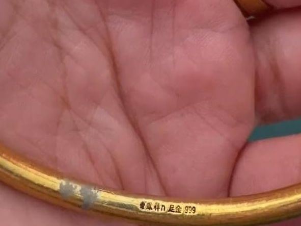 Người phụ nữ chi 61 triệu đồng mua vòng vàng, 2 năm sau đem bán thì phát hiện hàng giả, cửa hàng thách thức: "Chị thích kiện thì cứ kiện"- Ảnh 2. Người phụ nữ chi 61 triệu đồng mua vòng vàng, 2 năm sau đem bán thì phát hiện hàng giả, cửa hàng thách thức: "Chị thích kiện thì cứ kiện"- Ảnh 2.